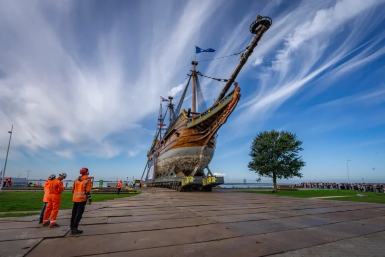 De Batavia wordt over land naar haar nieuwe plek bij Museum Batavialand gereden
